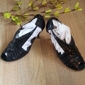 Open toed folded strapped heel